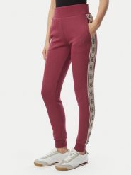 Guess Spodnie dresowe V2YB15 KB3P2 Różowy ciemny Regular Fit. Czerwone spodnie dresowe damskie Guess, m, z aplikacjami, z bawełny. Za 335.99 zł.