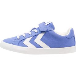 Hummel DEUCE COURT Tenisówki i Trampki amparo blue. Niebieskie trampki chłopięce Hummel, z materiału. Za 189.00 zł.