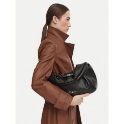 Torebka Steve Madden. Czarne torebki klasyczne damskie Steve Madden, bez dodatków. Za 519.99 zł.