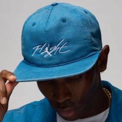 Czapka z daszkiem Air Jordan Flight Pro Unstructured Blue - FV5300-457. Niebieskie czapki z daszkiem damskie Jordan, bez wzorów. Za 98.90 zł.