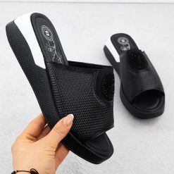 Skórzane klapki damskie komfortowe czarne Jezzi 8479. Czarne klapki damskie Jezzi, bez wzorów, ze skóry, bez obcasa, bez zapięcia. Za 125.99 zł.