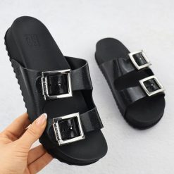 Klapki damskie z klamrami plażowe basenowe czarne Zaxy RR285058. Czarne klapki damskie Zaxy, bez wzorów, z gumy, bez obcasa, bez zapięcia. Za 161.99 zł.