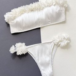 Strój kąpielowy z motywem róż plażowy elegancja Sija. Białe stroje jednoczęściowe Intica, z aplikacjami. Za 149.00 zł.