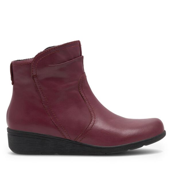 Botki Go Soft. Czerwone botki damskie GO SOFT, bez obcasa, na płaskiej podeszwie, bez zapięcia. Za 169.99 zł.