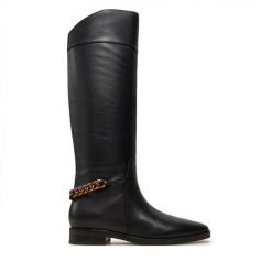 Kozaki Guess. Czarne kozaki damskie Guess, bez obcasa, na płaskiej podeszwie, bez zapięcia. Za 889.99 zł.
