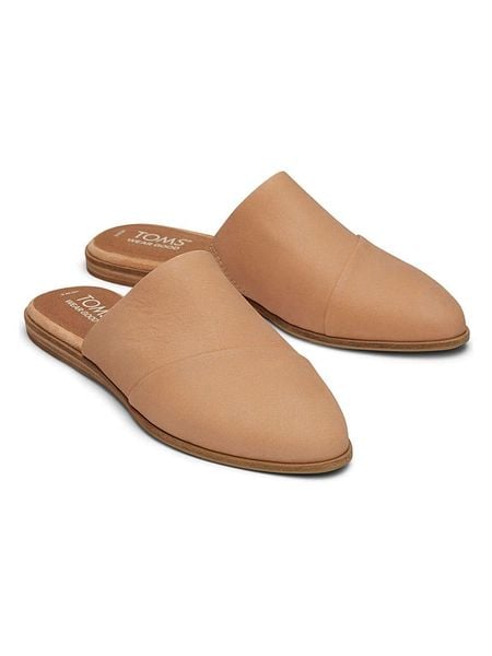 TOMS Skórzane klapki w kolorze beżowym rozmiar: 38. Brązowe klapki damskie TOMS, bez wzorów, bez obcasa, bez zapięcia. Za 229.95 zł.