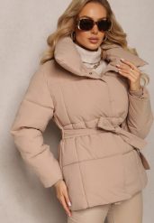Beżowa Pikowana Kurtka z Paskiem w Talii i Szerokim Kołnierzem Fusteni. Brązowe kurtki damskie Renee, na zimę, l, bez wzorów, z materiału, bez kaptura. Za 239.99 zł.