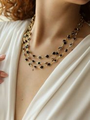 L'Atelier de Gaia Pozłacany naszyjnik z kryształami - dł. 48 cm rozmiar: onesize. Czarne naszyjniki damskie L'Atelier de Gaia, z kryształem, pozłacane. Za 43.99 zł.