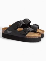 Sunbay Klapki w kolorze czarnym rozmiar: 40. Czarne klapki damskie Sunbay, bez wzorów, z otwartym noskiem, bez obcasa, bez zapięcia. Za 149.31 zł.
