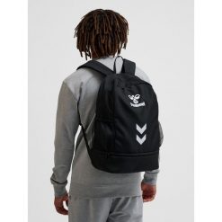 Plecak Hummel Essential Back Pack Unisex. Czarne plecaki Hummel, bez wzorów. Za 165.50 zł.