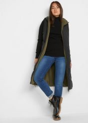 Kamizelka pikowana dwustronna, z kapturem, z poliestru z recyklingu. Czarne kamizelki damskie bonprix, bez wzorów, z kapturem. Za 219.99 zł.