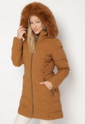Brązowa Taliowana Kurtka z Pikowanymi Przeszyciami i Kapturem z Futrem Mundria. Brązowe kurtki damskie Born2be, m, bez wzorów, z dzianiny. Za 229.99 zł.