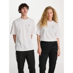 Koszulka Hummel Loose Bee. Białe koszulki damskie Hummel, bez wzorów, bez kołnierzyka, bez ramiączek. Za 136.30 zł.