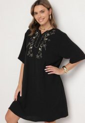 Czarna Sukienka Pudełkowa z Guzikami i Ozdobnymi Haftami Jenivanea. Czarne sukienki damskie Born2be, z aplikacjami, eleganckie, bez ramiączek. Za 119.99 zł.
