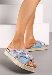 Jasnoniebieskie Klapki na Platformie w Stylu Boho z Aplikacjami i Plecionką Rissona. Niebieskie klapki damskie Renee, z aplikacjami, z jeansu, z otwartym noskiem, bez obcasa, na platformie, bez zapięcia. Za 59.99 zł.