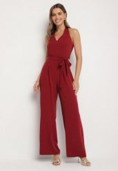 Bordowy Taliowany Kombinezon z Paskiem Wiązaniem i Odkrytymi Plecami Malurea. Czerwone sukienki damskie Born2be, bez wzorów, z jeansu, bez ramiączek. Za 119.99 zł.