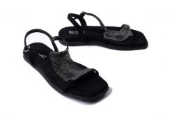 ARTIKER RELAKS 56C1370 czarny, sandały damskie. Czarne sandały damskie Artiker Relaks, z aplikacjami, bez obcasa, na płaskiej podeszwie, bez zapięcia. Za 181.93 zł.