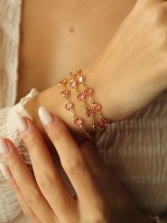 Pierres de Jade Pozłacana bransoletka z elementami ozdobnymi rozmiar: onesize. Różowe bransoletki damskie Pierres de Jade, pozłacane. Za 39.99 zł.