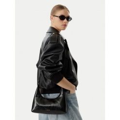 Torebka Calvin Klein. Czarne torebki klasyczne damskie Calvin Klein, bez dodatków. Za 489.99 zł.