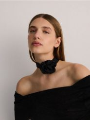 Wiązany szal z kwiatem - czarny. Czarne szaliki damskie Reserved, bez wzorów. W wyprzedaży za 45.99 zł.