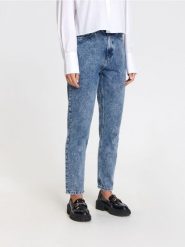 Jeansy mom high waist - niebieski. Niebieskie jeansy damskie Sinsay, z podwyższonym stanem. W wyprzedaży za 39.99 zł.