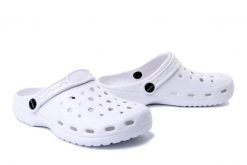 AXIM 7K2818B white, klapki basenowe damskie. Białe klapki damskie Axim, w ażurowe wzory, bez obcasa, bez zapięcia. Za 29.99 zł.