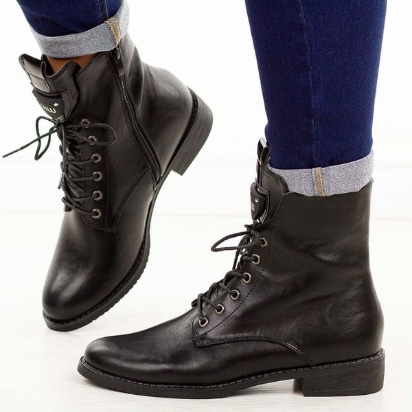 Czarne botki damskie zimowe M.Daszyński Sa62-125. Czarne botki damskie M.Daszyński, na jesień, z jeansu, eleganckie, z okrągłym noskiem, bez obcasa, na płaskiej podeszwie, bez zapięcia. Za 219.00 zł.