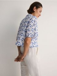 Koszula z haftem - jasnoniebieski. Niebieskie koszule damskie Reserved, l, bez wzorów, z bawełny, bez kołnierzyka, bez ramiączek. W wyprzedaży za 39.99 zł.