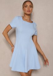 Jasnoniebieska Sukienka o Rozkloszowanym Kroju na Krótki Rękaw Zdobiona Przeszyciami Mepiza. Niebieskie sukienki damskie Renee, z aplikacjami, eleganckie, bez ramiączek. W wyprzedaży za 83.99 zł.