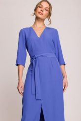 Elegancka sukienka midi z dekoltem V i rozcięciem niebieska. Niebieskie sukienki damskie Stylove, bez wzorów, z elastanu, biznesowe, bez ramiączek. Za 389.00 zł.