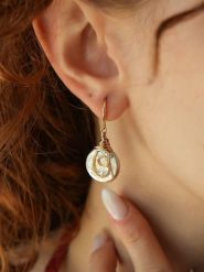 Pierres delicates Pozłacane kolczyki z perłami rozmiar: onesize. Brązowe kolczyki damskie Pierres delicates, z perłą, pozłacane, z zapięciem typu bigiel. Za 52.99 zł.