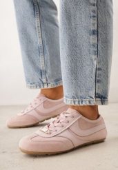 Różowe Sneakersy Klasyczne Tenisówki z Zamszu Naturalnego Talanashta. Czerwone obuwie sportowe damskie Renee, bez wzorów, z jeansu, bez zapięcia. Za 199.99 zł.