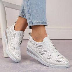Skórzane półbuty damskie sportowe na koturnie ażurowe białe T.Sokolski W26-150. Białe półbuty damskie T.Sokolski, w ażurowe wzory, ze skóry, bez obcasa, na koturnie, bez zapięcia. Za 319.99 zł.