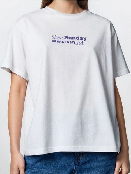 Bawełniana koszulka z nadrukiem na plecach - kremowy. Białe koszulki damskie Sinsay, l, bez wzorów, z bawełny, bez kołnierzyka, bez ramiączek. Za 29.99 zł.