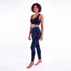 Damskie wygodne legginsy, dostępne w wielu kolorach. Niebieskie legginsy damskie R-EVENGE, l, bez wzorów, z materiału. Za 194.99 zł.