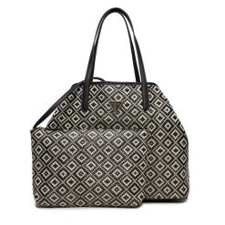 Torebka Guess. Czarne shopper bag Guess, z aplikacjami, bez dodatków. Za 369.99 zł.