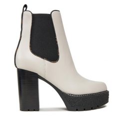 Botki Guess. Białe botki damskie Guess, bez obcasa, na słupku, bez zapięcia. Za 919.99 zł.