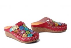 LAURA VITA 0007660 Facscineo 01 rouge, klapki damskie. Czerwone klapki damskie LAURA VITA, bez wzorów, ze skóry, bez obcasa, na koturnie, bez zapięcia. Za 335.67 zł.