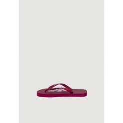 Japonki Kobieta EMPORIO ARMANI CONNECTED UNISEX swimwear. Czerwone klapki damskie Emporio Armani Connected, bez wzorów, bez obcasa, bez zapięcia. W wyprzedaży za 224.80 zł.