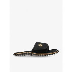 Klapki Gumbies Strider Slides. Czarne klapki damskie Gumbies, bez wzorów, bez obcasa, bez zapięcia. Za 114.99 zł.