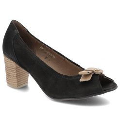 Półbuty damskie Karino, ze skóry nubukowej z otwartymi palcami, czarne, 0107-003-P. Czarne półbuty damskie Karino, bez wzorów, z nubiku, z otwartym noskiem, bez obcasa, na obcasie, bez zapięcia. Za 159.00 zł.