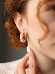 Pierres delicates Pozłacane kolczyki-półkreole z perłami rozmiar: onesize. Żółte kolczyki damskie Pierres delicates, z perłą, pozłacane. Za 109.52 zł.