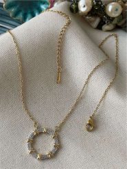 Luseera Pozłacany naszyjnik z elementem ozdobnym - dł. 45 cm rozmiar: onesize. Żółte naszyjniki damskie Luseera, z cyrkonią, pozłacane. Za 39.99 zł.