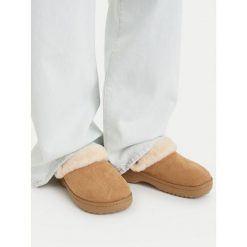 Klapki Crocs. Brązowe klapki damskie Crocs, bez wzorów, bez obcasa, bez zapięcia. Za 269.99 zł.