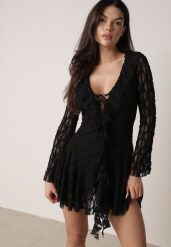 Czarna Koronkowa Sukienka z Falbankami i Wiązaniem przy Dekolcie Delanatea. Czarne sukienki damskie Born2be, bez wzorów, z koronki, eleganckie, bez ramiączek. Za 169.99 zł.