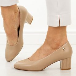 Coffee czółenka damskie na obcasie Sergio Leone Pb404. Czółenka damskie Sergio Leone, bez wzorów, ze skóry, z okrągłym noskiem, bez obcasa, na obcasie. W wyprzedaży za 148.72 zł.