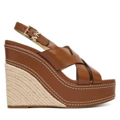 Sandały MICHAEL Michael Kors. Brązowe kozaki damskie MICHAEL Michael Kors, bez wzorów, bez obcasa, na koturnie, bez zapięcia. Za 739.99 zł.