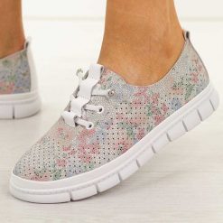 Białe multi ażurowe skórzane półbuty damskie Filippo Dp7671/26. Białe półbuty damskie Filippo, na jesień, w ażurowe wzory, z jeansu, z okrągłym noskiem, bez obcasa, na płaskiej podeszwie, bez zapięcia. Za 219.00 zł.