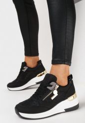 Czarne Brokatowe Sneakersy na Koturnie z Metaliczną Wstawką i Suwakiem Pianese. Czarne obuwie sportowe damskie Born2be, przed kostkę, bez zapięcia. Za 79.99 zł.