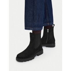Botki JENNY. Czarne botki damskie Jenny, bez obcasa, na płaskiej podeszwie, bez zapięcia. Za 169.99 zł.